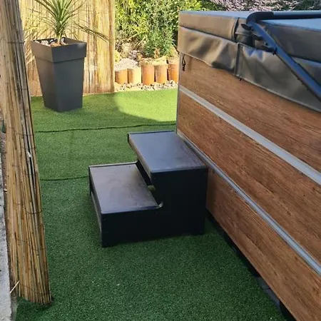 De 2 A 11 Personnes Au Domaine D'usson Echebrune